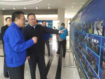 黃石市委副書記、市長吳錦，市政府黨組成員、辦公室主任張育英在下陸區(qū)區(qū)長郭波的陪同下蒞臨公司調(diào)研